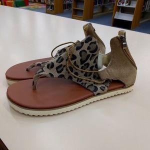 Size 8 leopard print sandals